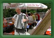 Grillfest der Senioren 03 * Und für musikalische Unterhaltung und Gesang sorgte wie immer Ottmar König mit seinem Akkordeon. * 2560 x 1712 * (3.08MB)