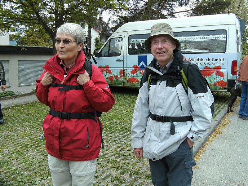 090426blueten01_01.jpg - Auf dem Parkplatz in Sipplingen - noch ist es bewölkt und der Anorak tut gut.