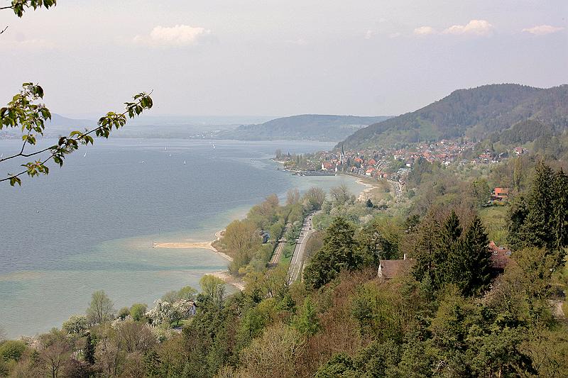 100425bluetenwanderung_042.jpg - ...und der Weg hangentlang nach Überlingen zieht. Und immer wieder gibt es Ausblicke über den See...