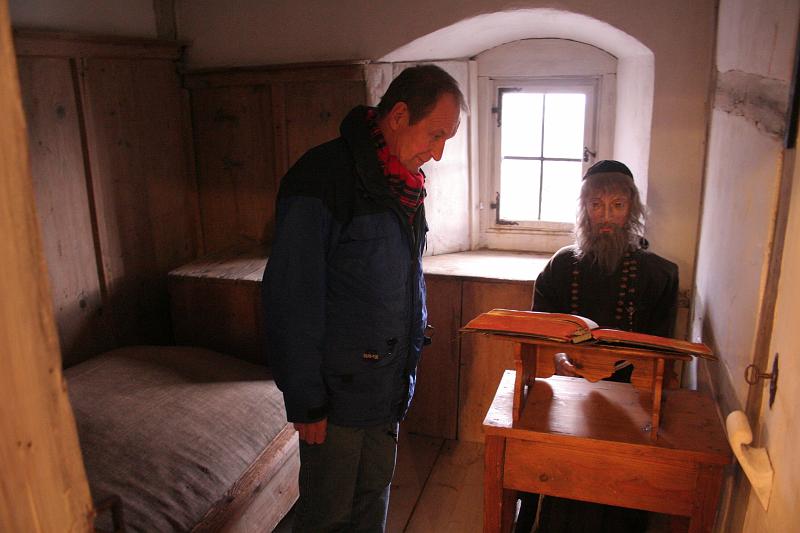 120226riedlingen033.JPG - Eine winzige Klosterzelle ist im Original erhalten.