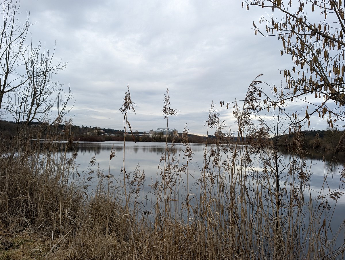 260222_Ablach062.jpg - Über einen namenlosen Baggersee geht der Blick zum Kieswerk Steidle..