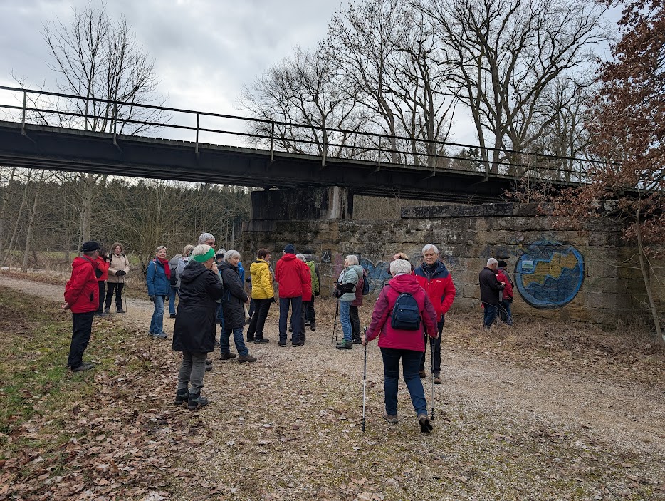260222_Ablach101.jpg - Die Ablachtalbahn, deren Geleise und Brückenbauwerke immer wiedeer begleiten, wird von der Stadt Messkirch betrieben und verbindet Mengen mit Stockach. Neben dem Güterverkehr verkehren im Sommer an Sonn- und Feiertagen Ausflugszüge unter dem Namen "Biberbahn".