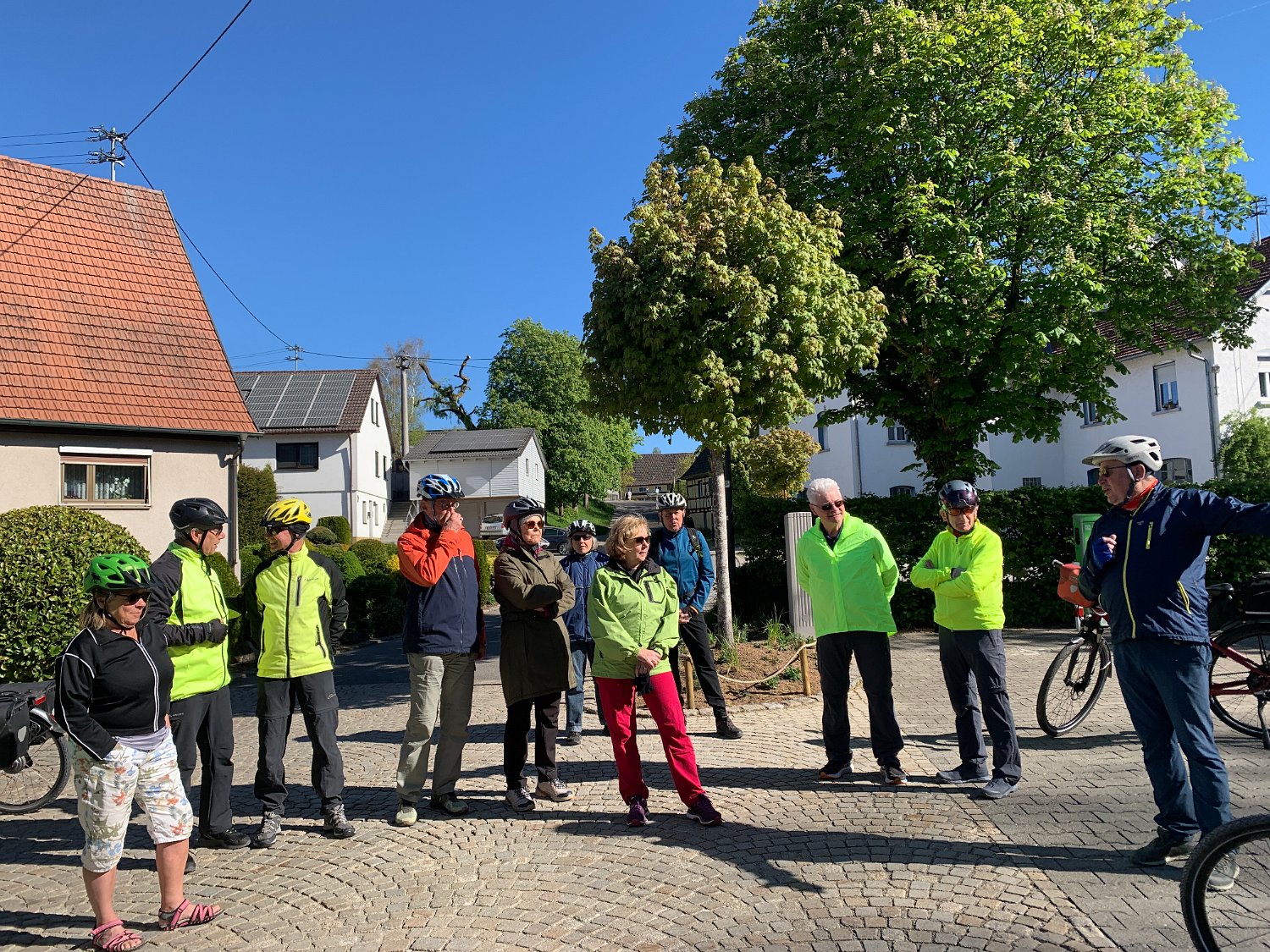 260501Radtour (01).JPG - Bei herrlichem Frühjahrswetter waren 26 Radbegeisterte der Einladung gefolgt und zum Treffpunkt ans Rathaus gekommen.