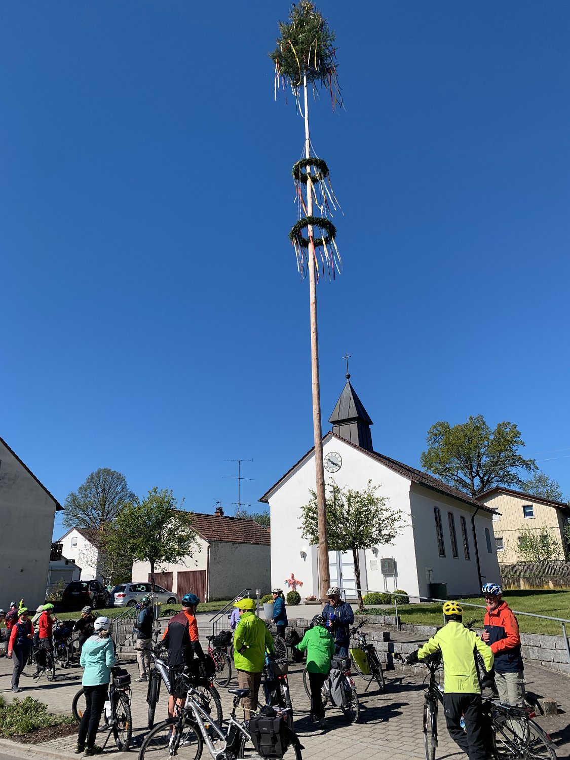 260501Radtour (02).JPG - Vor der Kapelle Maria Königin in Bremen ist der Maibaum aufgerichtet....
