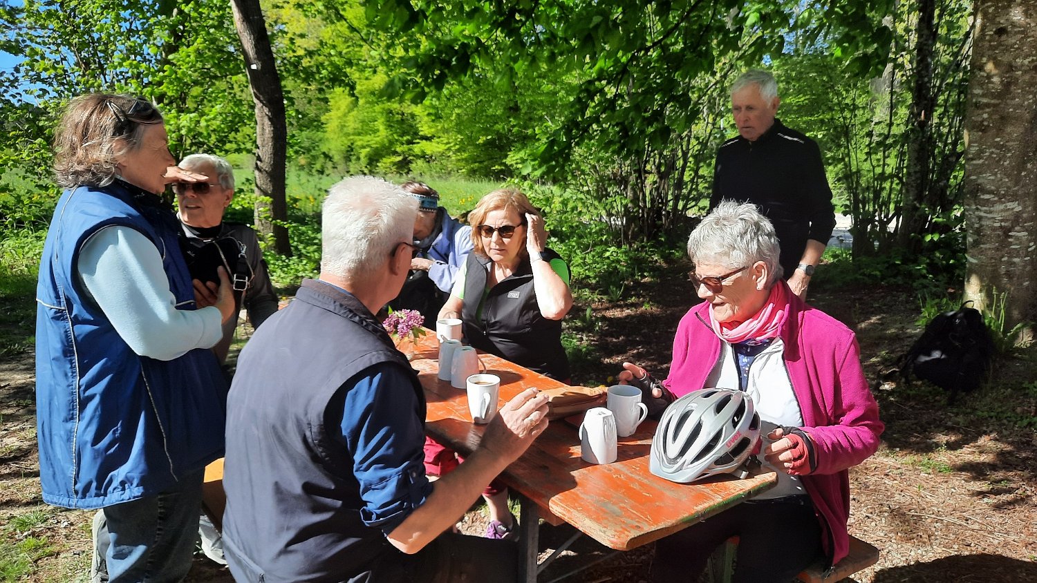260501Radtour (14a).jpg - An der Bitzehau-Hütte in Sigmaringendorf erwarteten uns Gisela und Walter Maurus mit Kaffee, Kuchen und Getränken. Anni Bayer hatte am Vortag verschiedene Leckereien gebacken, was ein großes Hallo und ein spontanes Dankeschön hervorriefen.
