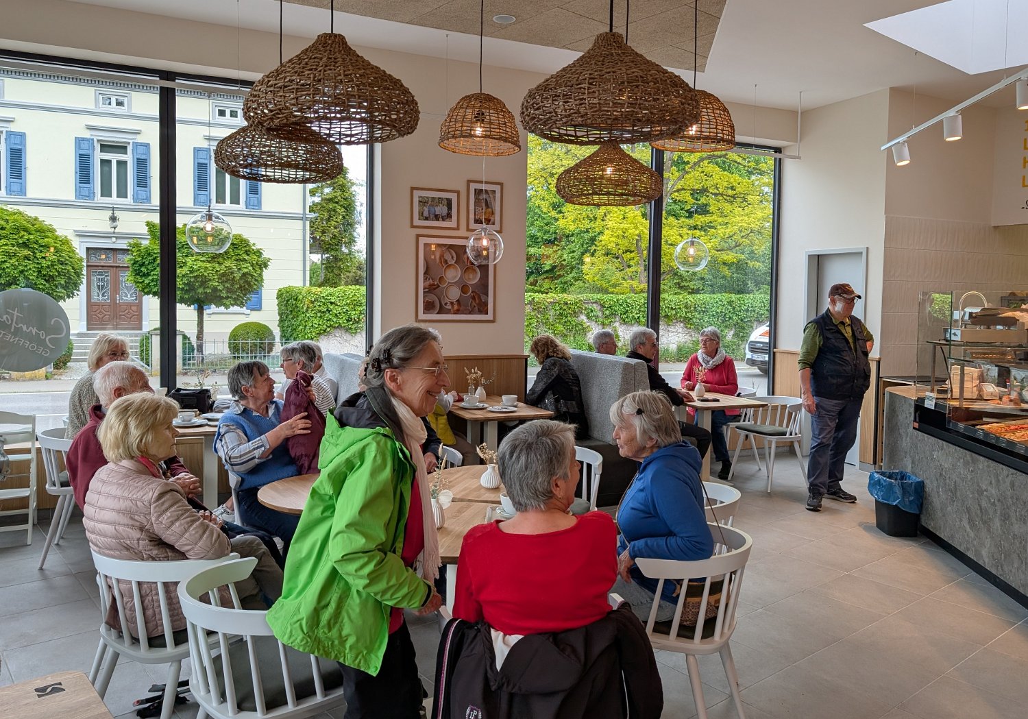 260519_Sen_Moerikeweg_82.jpg - Eine Einkehr mit Kaffee und Kuchen bildete den Abschluss des Nachmittags.