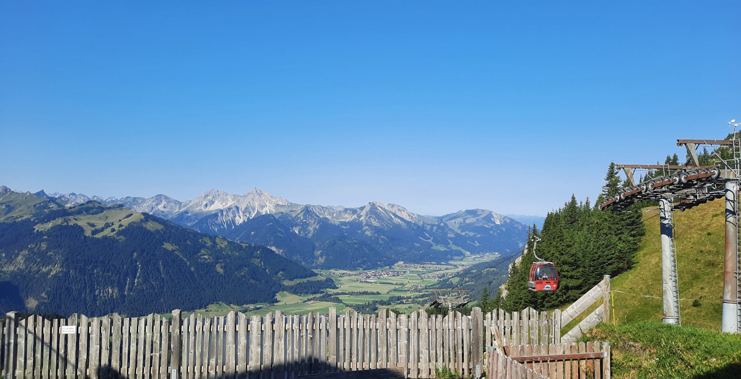 260815_Bergtour006.jpg - Im Westen der Blick ins Tannheimer Tal und die Allgäuer Alpen...