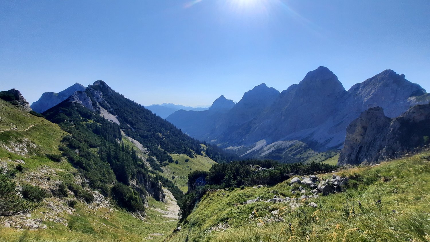 260815_Bergtour025.jpg - ...und immer wieder dieses Panorama nach Osten... Rote Flüh, Gimpel und...