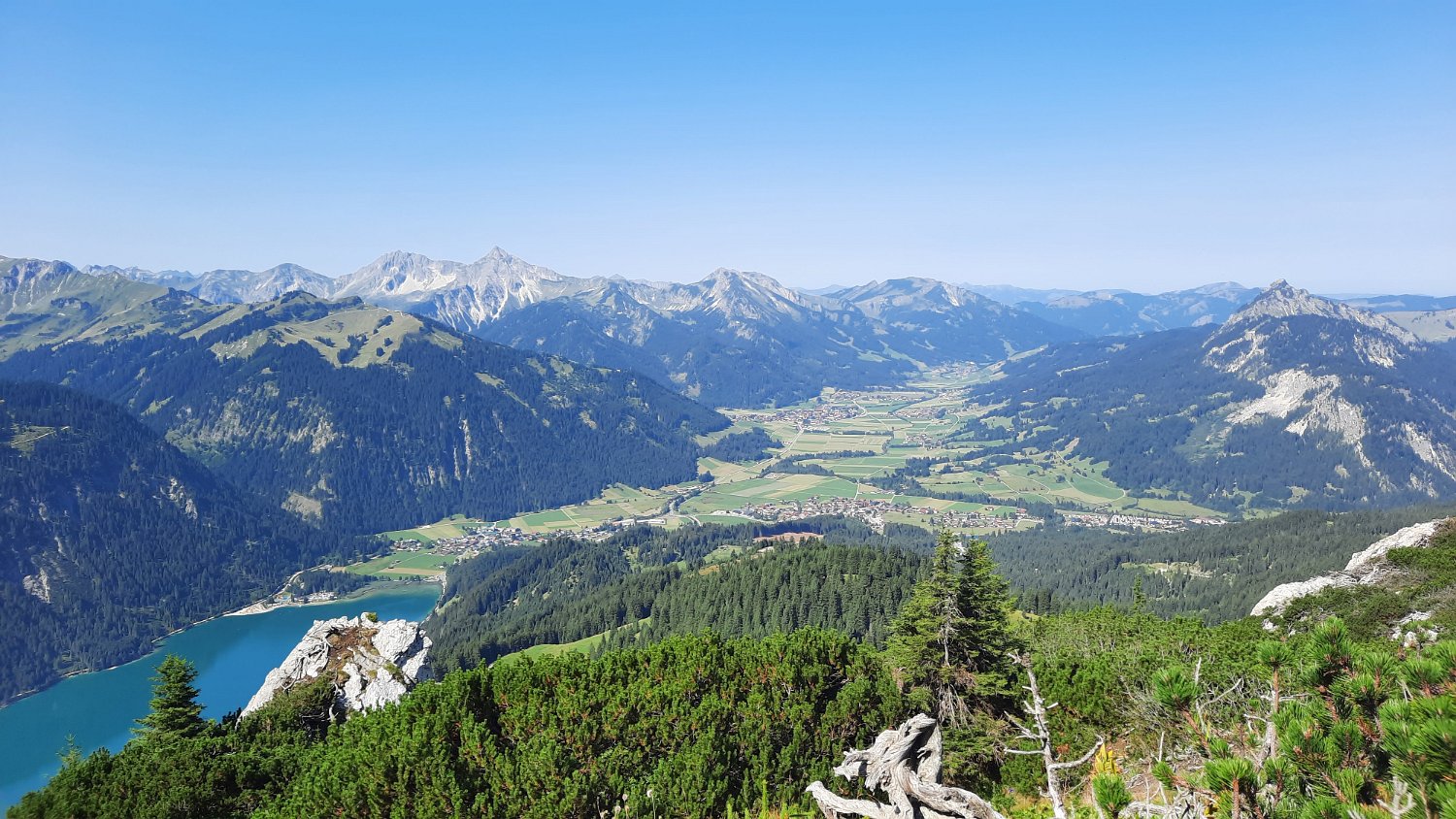 260815_Bergtour66b.jpg - Blick nach Westen...Tannheimer Tal und Algäuer Berge...
