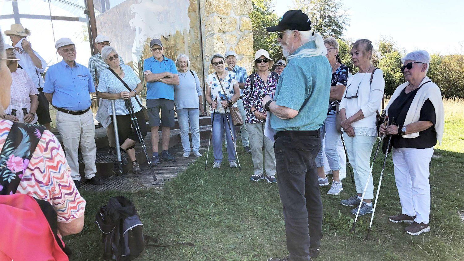 260915gnadenweiler (02).jpg - Die Form der Kapelle ist der Arche Noah nachempfunden: Die Arche als Sinnbild für Hilfe und Rettung. Denn wenn wir die Geschichte der sogenannten „Sintflut“ vom Ende her lesen, dann ist da ein Gott, der der Gewalt und dem Weltuntergang abschwört – „Ich werde niemals wieder alles Lebendige schlagen, … „ Niemals, so lange die Erde besteht, / werden Aussaat und Ernte, / Kälte und Hitze, / Sommer und Winter, / Tag und Nacht aufhören.“ Dann wird es eine Geschichte von Rettung, von Schutz, von Versöhnung, von Frieden – „ Meinen Bogen setze ich in die Wolken; er soll das Zeichen des Bundes werden zwischen mir und der Erde.“ und Gott segnete Noah und seine Söhne… Dann ist da ein Gott, wie Jesus ihn verkündet, dann ist da eine frohe Botschaft.