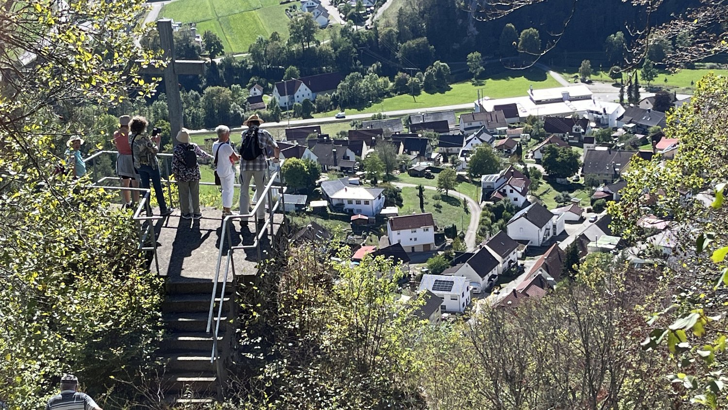260915gnadenweiler (11).jpg - Am Wanderweg liegt diese Aussichtskanzel...